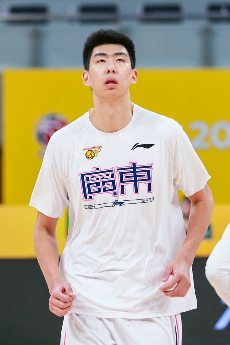 养的年轻球, 的冲突